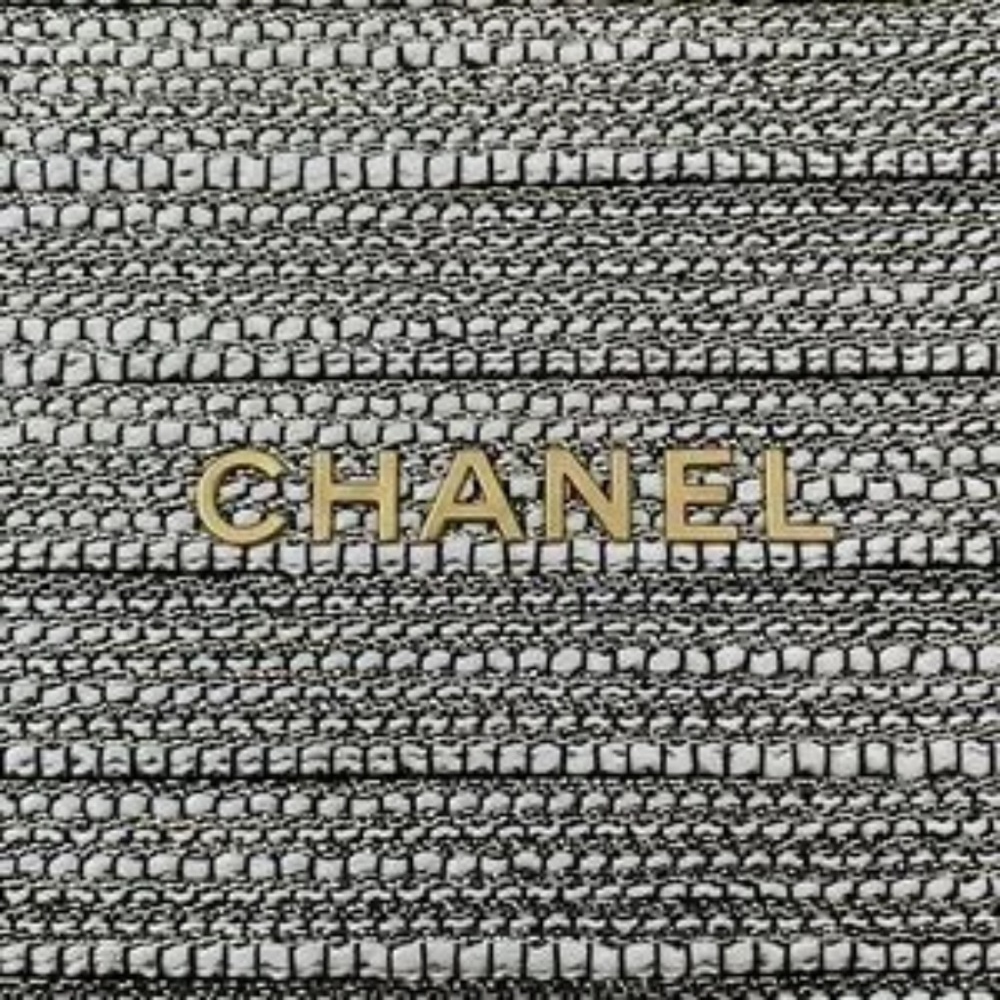 Chanel 2022 Limited Edition tweed crossbody bag, with Stay Polished Holiday Set - Picture 6 of 10